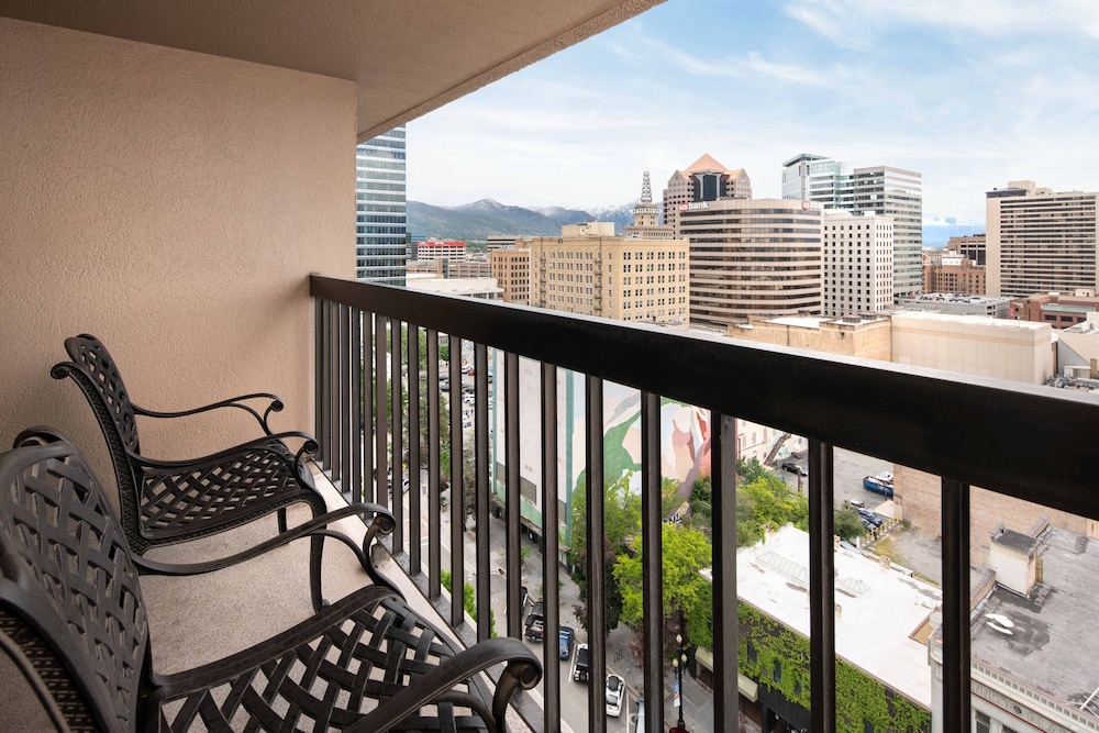 Executive Room, 1 King Bed, Balcony - Photo 6