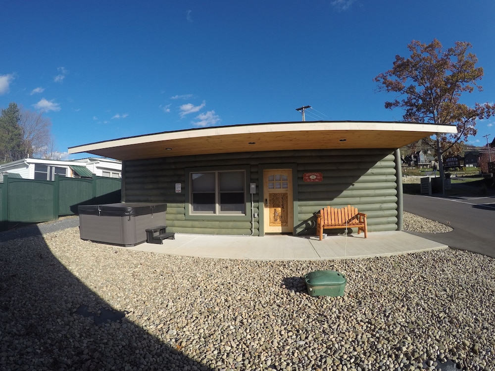 C 4-Luxury Cabin, 1 King Bed, Kitchen, Lakeside photo 3