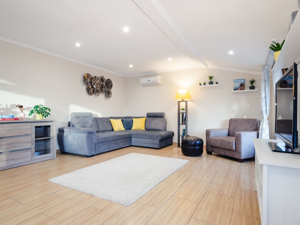Comfort Apartment, 1 Queen Bed with Sofa bed, Non Smoking, Garden View photo 1