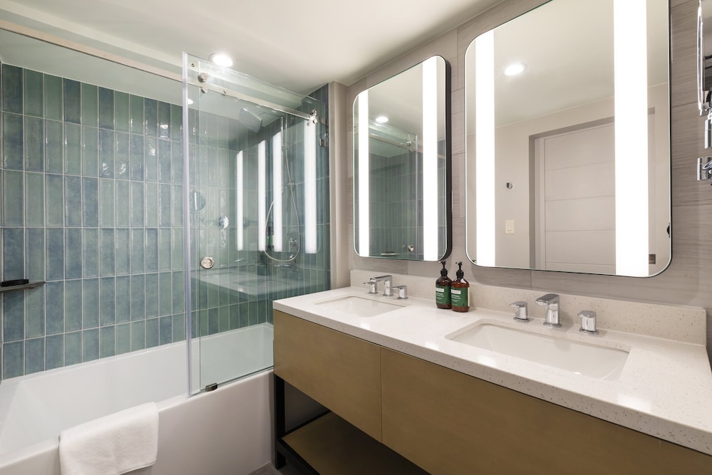 Standard Room, 1 King Bed, Oceanfront