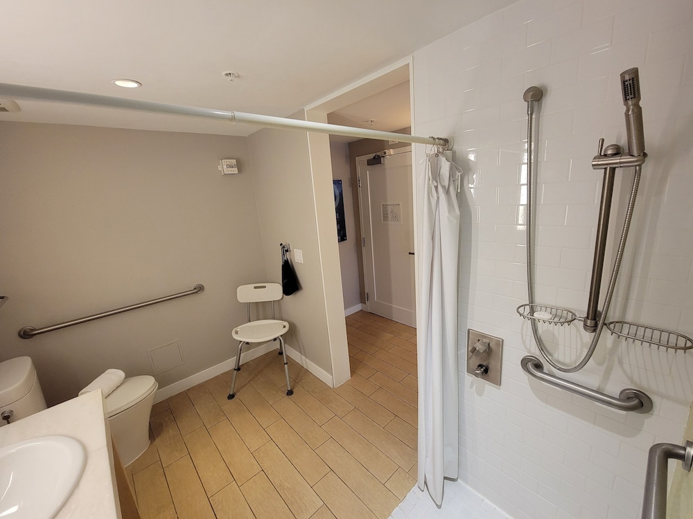 Deluxe Room, 1 King Bed, Accessible - Photo 5