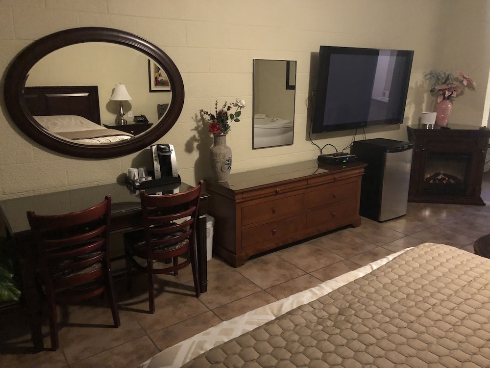 Deluxe Suite, 1 Queen Bed, Accessible, River View photo 3