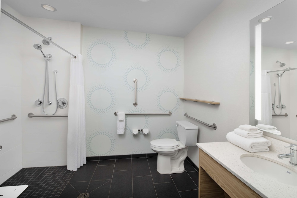 Room, 2 Queen Beds, Accessible (Roll-In Shower, Mobility & Hearing) - Photo 6