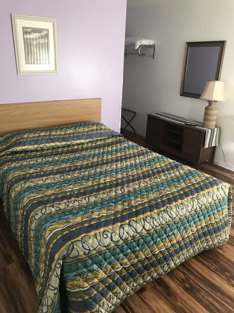 Standard Room, 1 Queen Bed photo 3