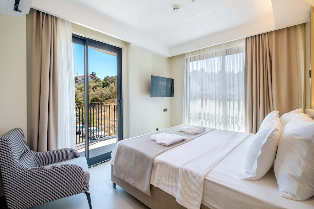 Deluxe Room, 1 Queen Bed, Balcony, City View