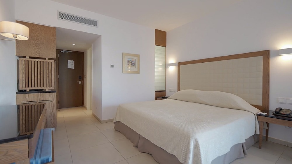 Junior Suite, Pool Access, Garden View