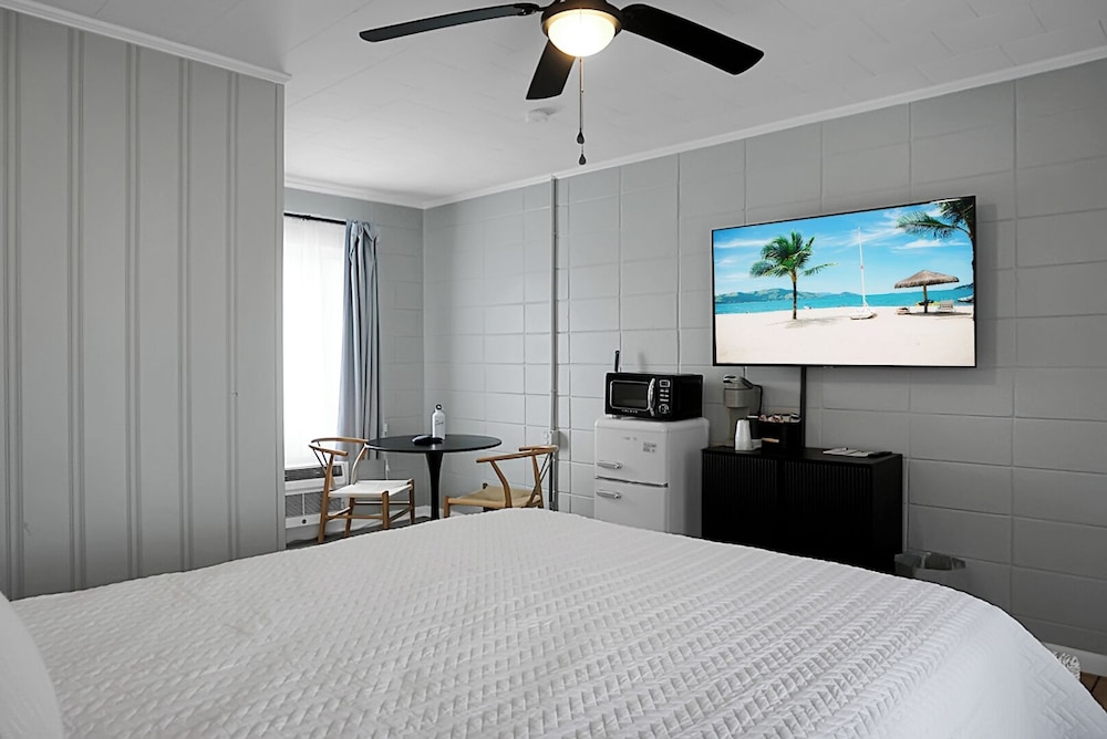 Standard Single Room, 1 Queen Bed, Non Smoking, Pool View photo 2