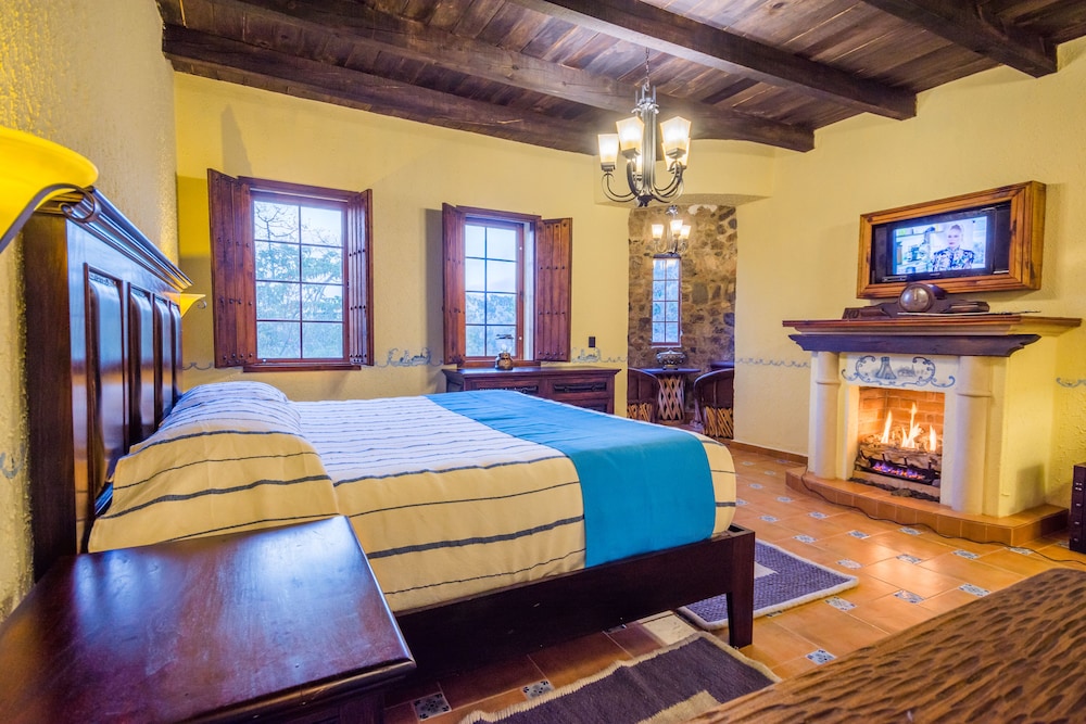 Superior Suite, 1 King Bed, Fireplace photo 2
