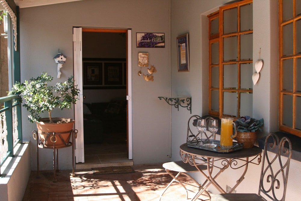 Lavender Cottage (4pax)1 King &2singles photo 2