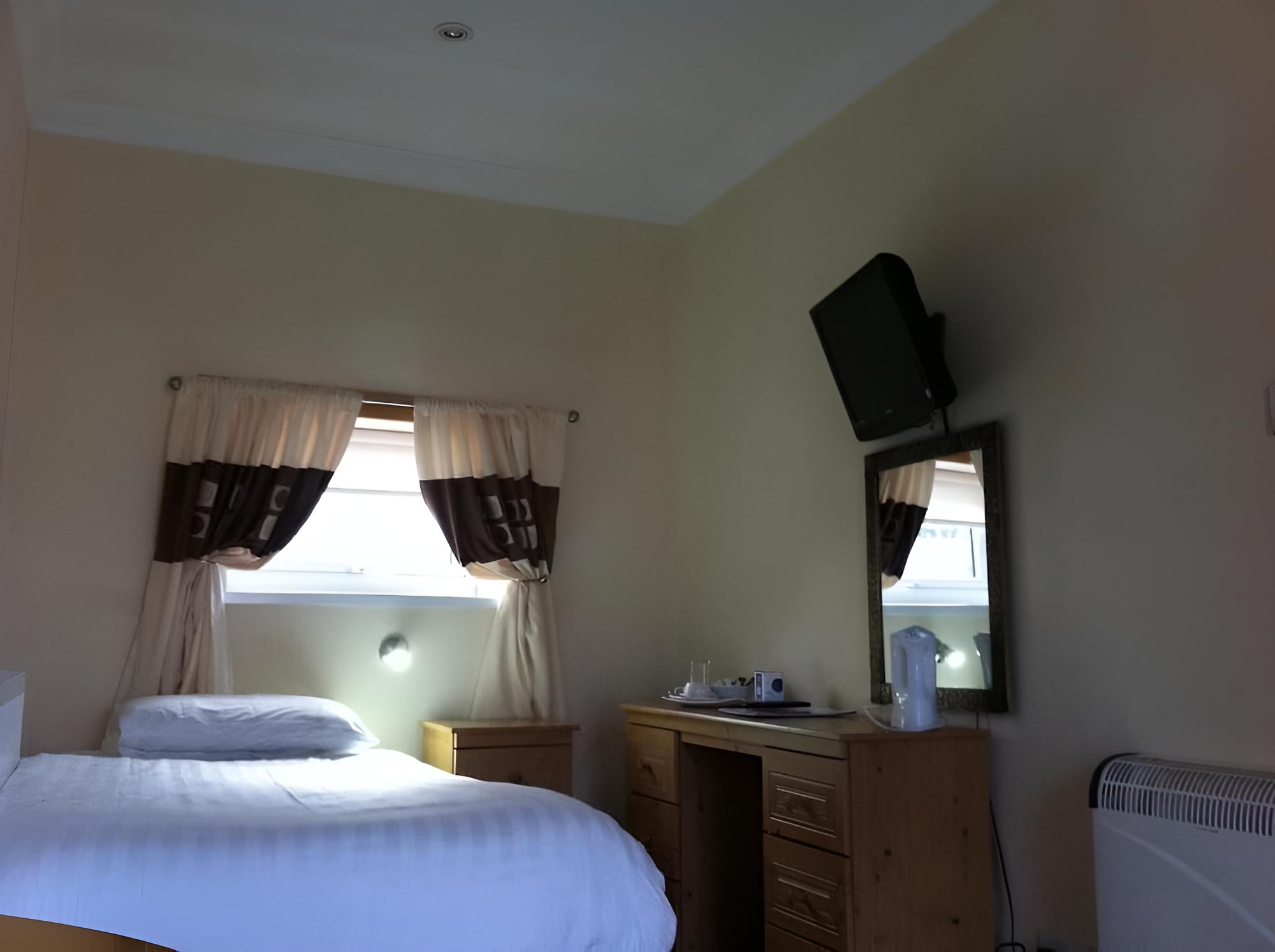 Standard Triple Room, Multiple Beds photo 2