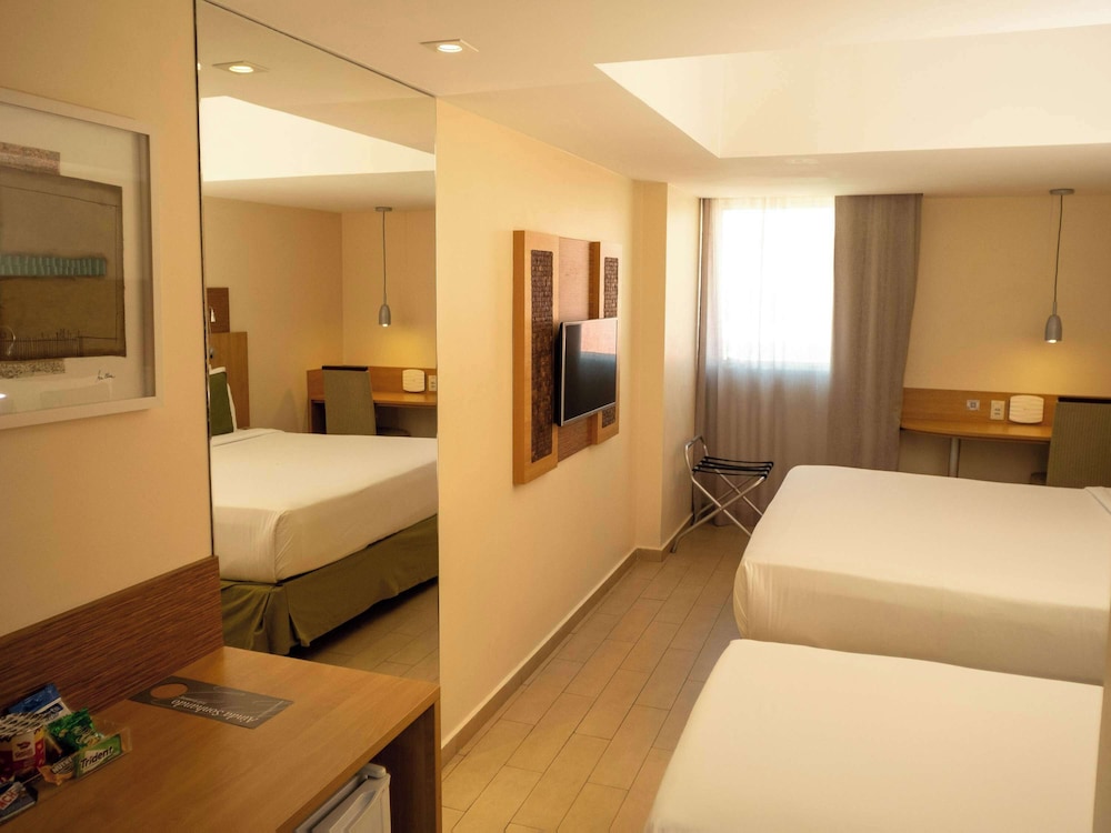 Standard Room, Multiple Beds - Photo 6