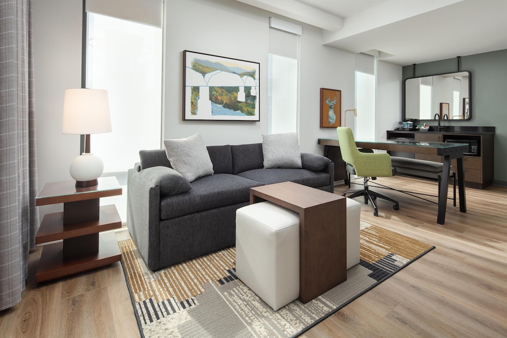 Suite, 1 King Bed, Accessible, Corner (Hearing, 2 Rooms)