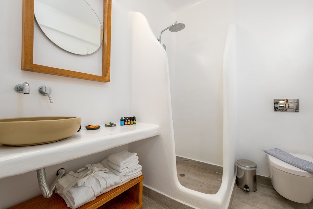Deluxe Suite with Plunge Pool & Caldera View - Photo 3
