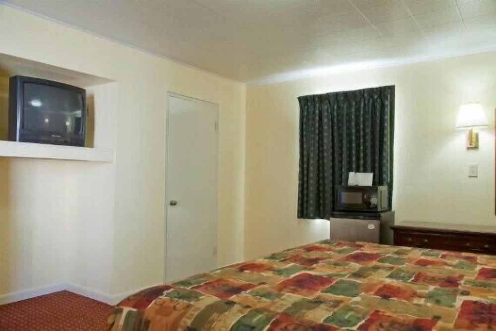 Standard Room, 1 King Bed, Non Smoking photo 3