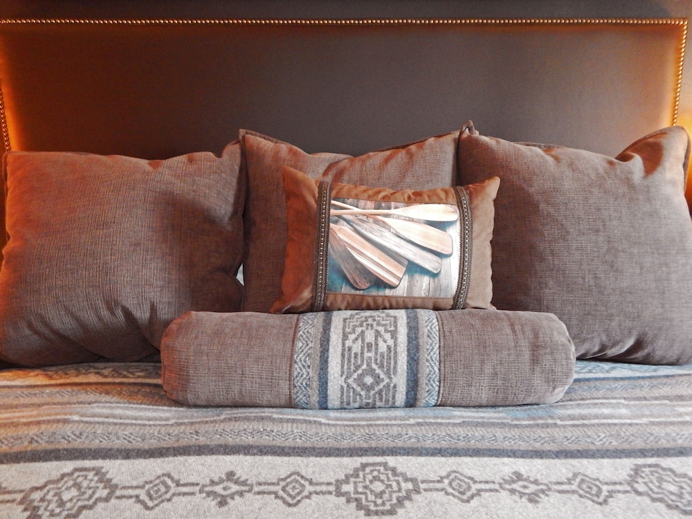 Superior Single Room, 1 King Bed photo 3