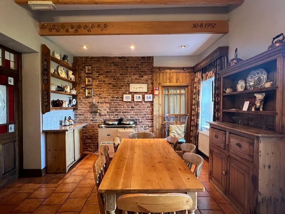 Five-Bedroom House - Photo 1