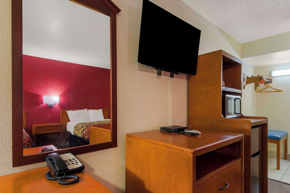 Room, 2 Double Beds, Non Smoking - Photo 6