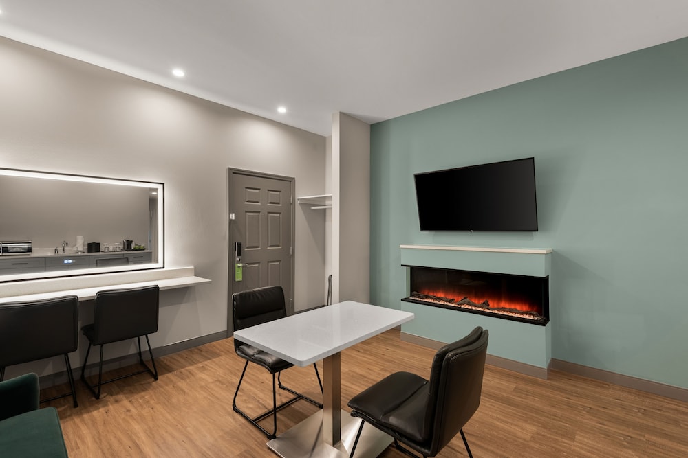 Suite, 1 Bedroom, Non Smoking, Garden View (1 King Bed, Dressing Counter) - Photo 2