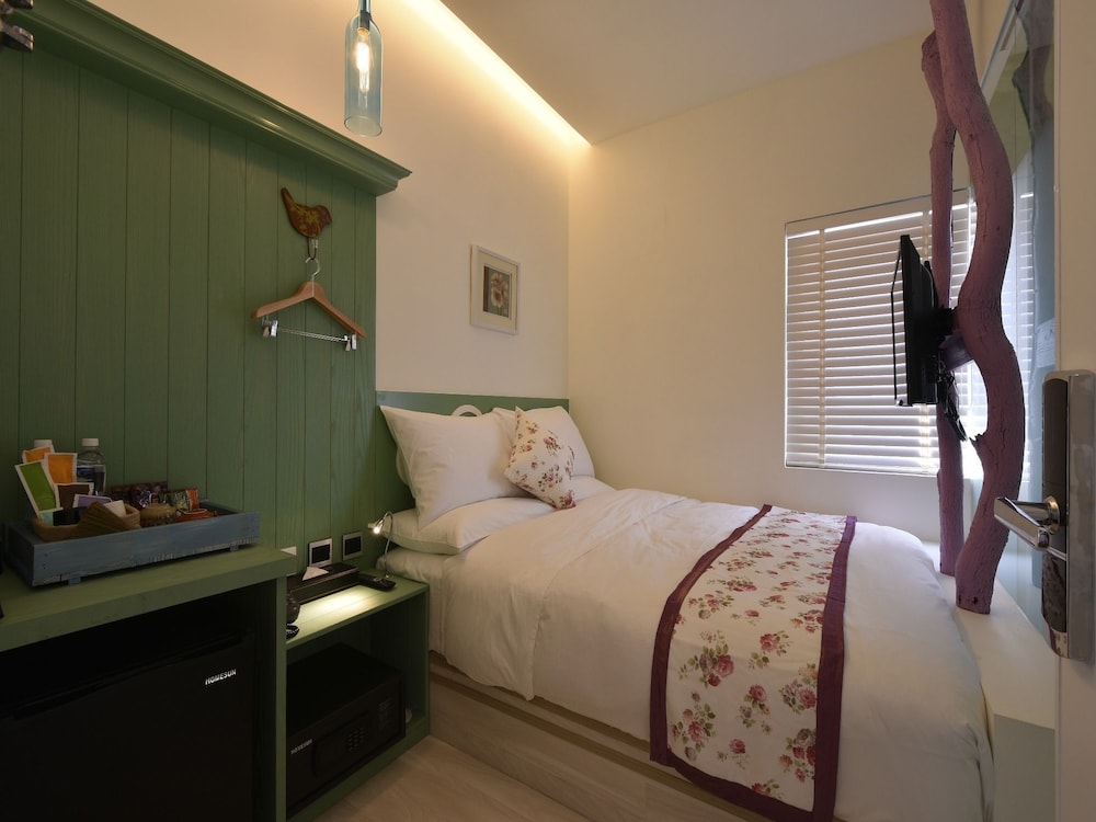 Single Room (Photos are for reference only - themes are randomly arranged) photo 3