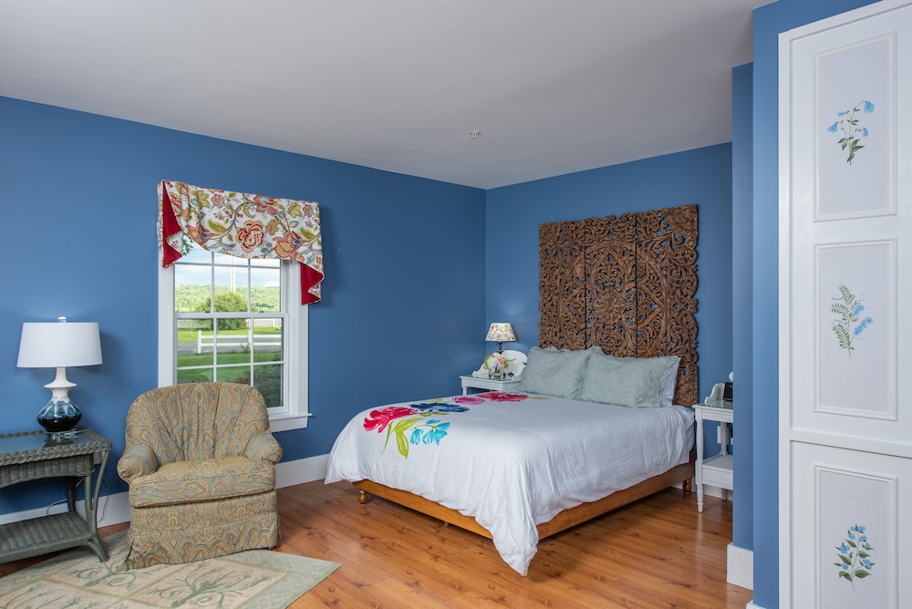 Classic Room, 1 Queen Bed (with Sitting Porch) (SOMERSET) photo 1