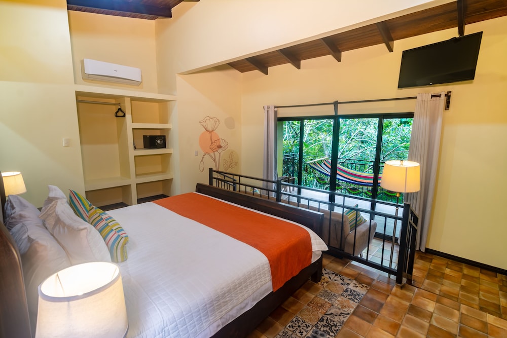 Junior Suite, 1 King Bed, Mountain View photo 1