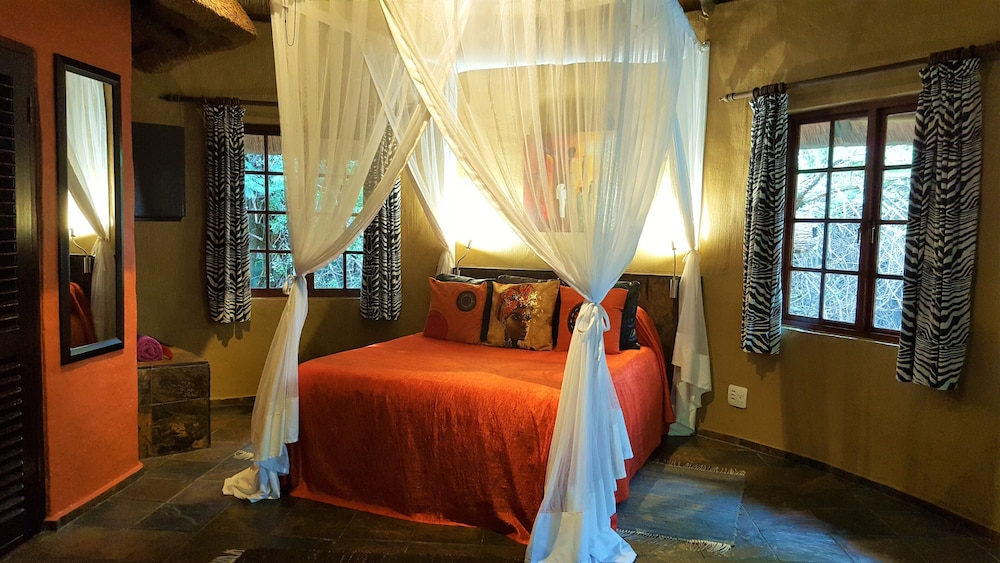 Standard Bungalow, 1 Queen Bed, Pool View, Garden Area photo 2