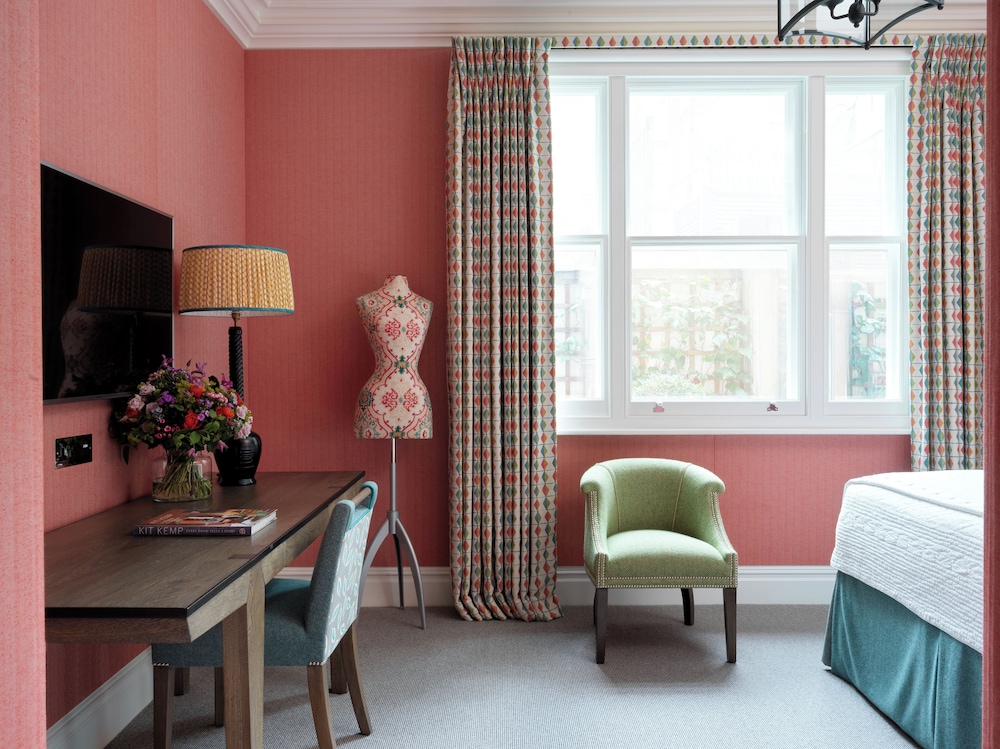 Queen Room photo 2