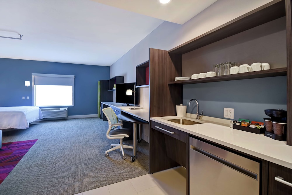 Studio, 1 King Bed, Accessible (Roll-In Shower)