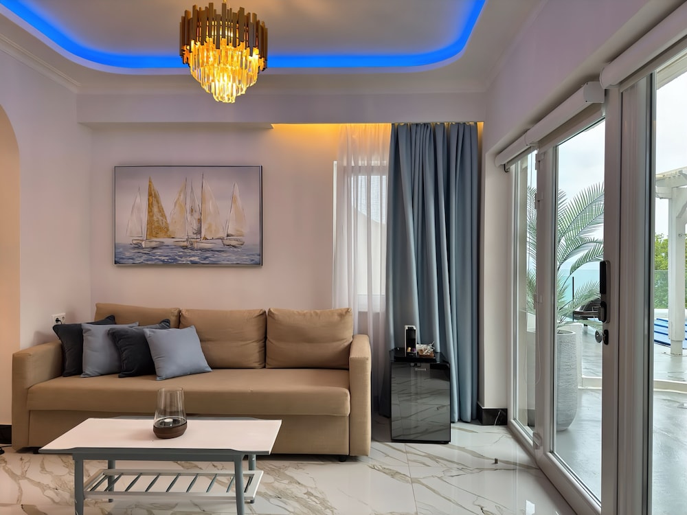 Grand Suite Sea View with Table Fireplace & Indoor Jetted Tub photo 2