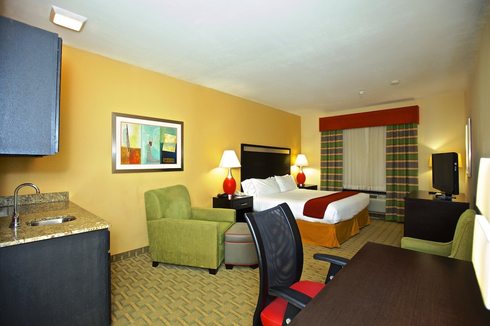 Suite, 1 King Bed with Sofa bed photo 2