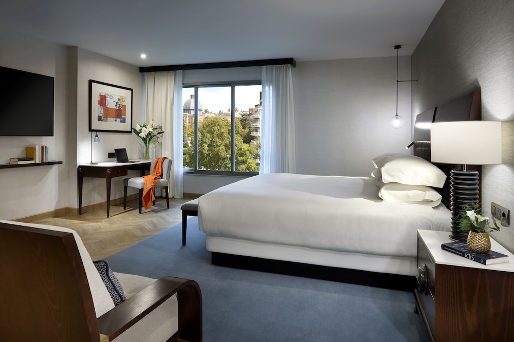 Executive Suite (Regency, with Club Access)