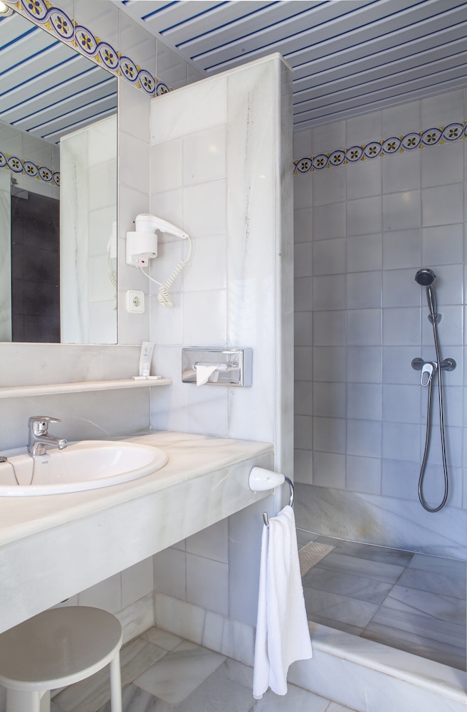 Superior Double Room (3 Adults) - Photo 15