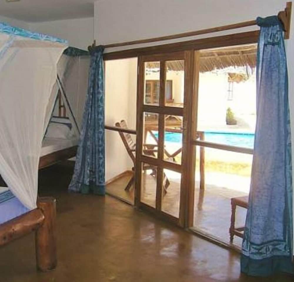Standard Triple Room, 3 Twin Beds, Patio, Pool View