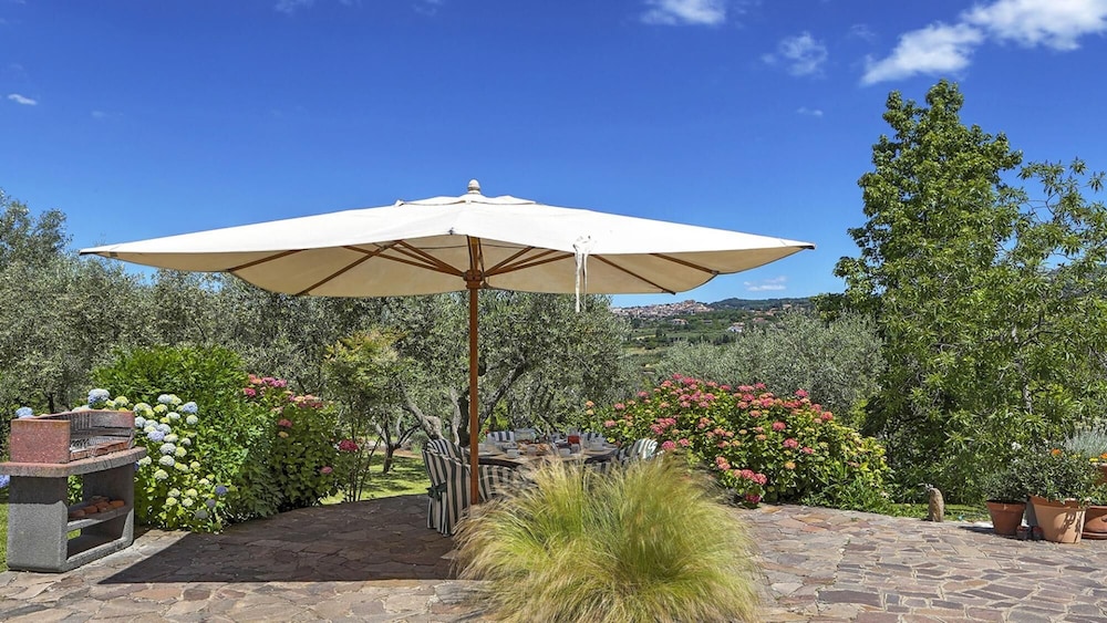 Villa photo 2