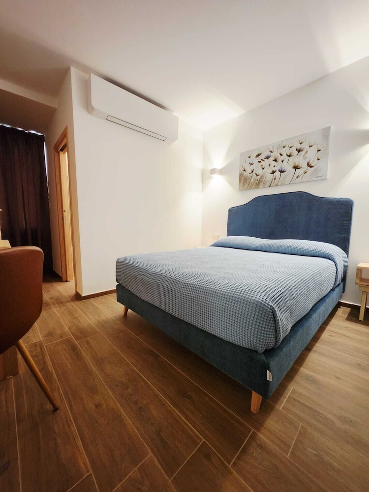 Deluxe Double Room, 1 Queen Bed, Pets Not Allowed, City View