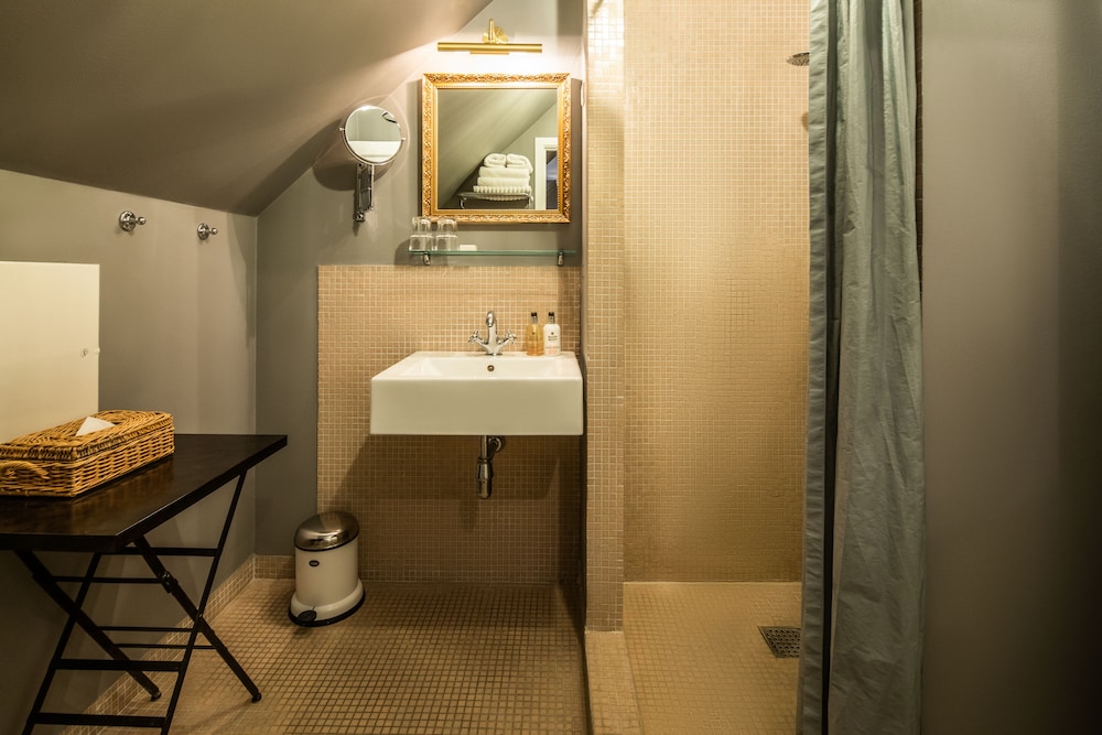 Standard Double Room, Bathtub - Photo 6