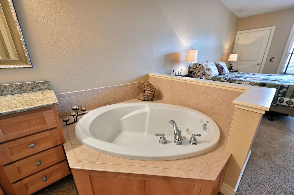 Condo, 1 King Bed With Sofa Bed, Hot Tub, Golf View (Unit 433a 1 Bd/ 1 Ba Condo) photo 3