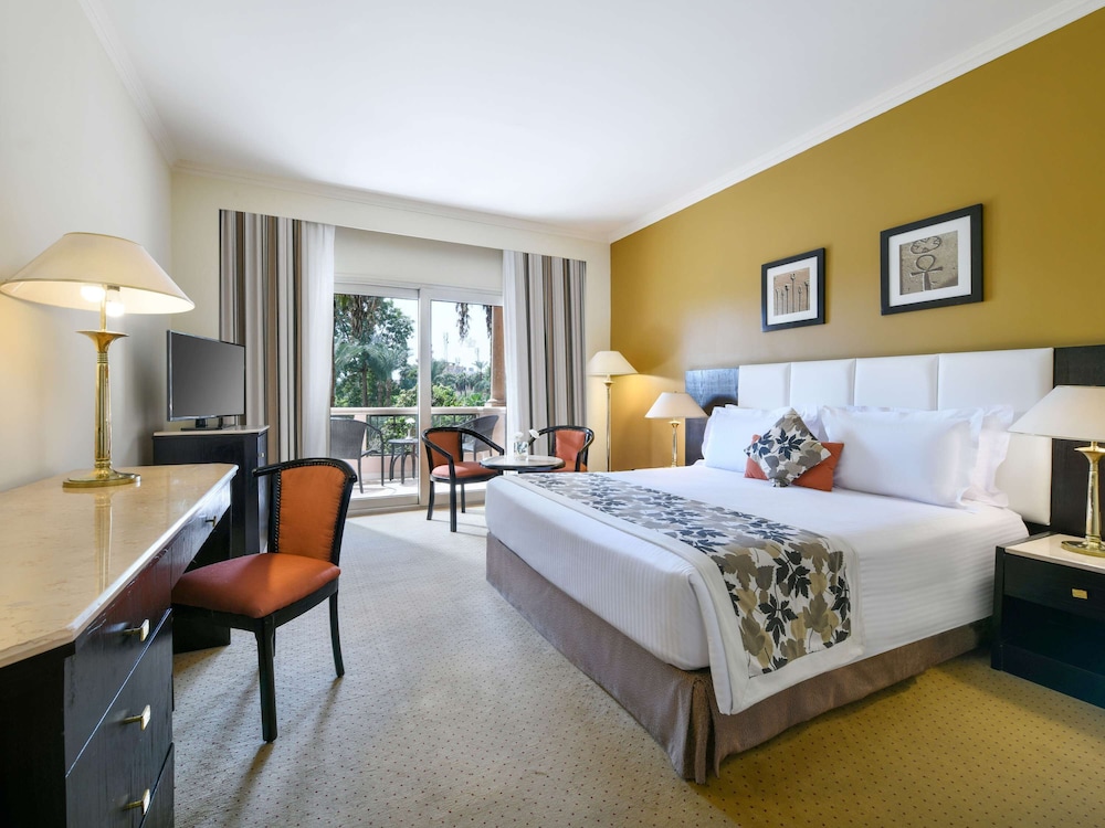 Classic Room, 1 King Bed, Balcony, Garden View