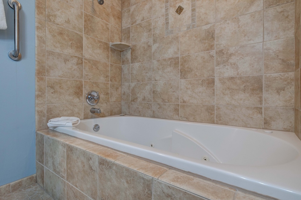 Queen Suite with Jetted Tub Partial Ocean View - Photo 7