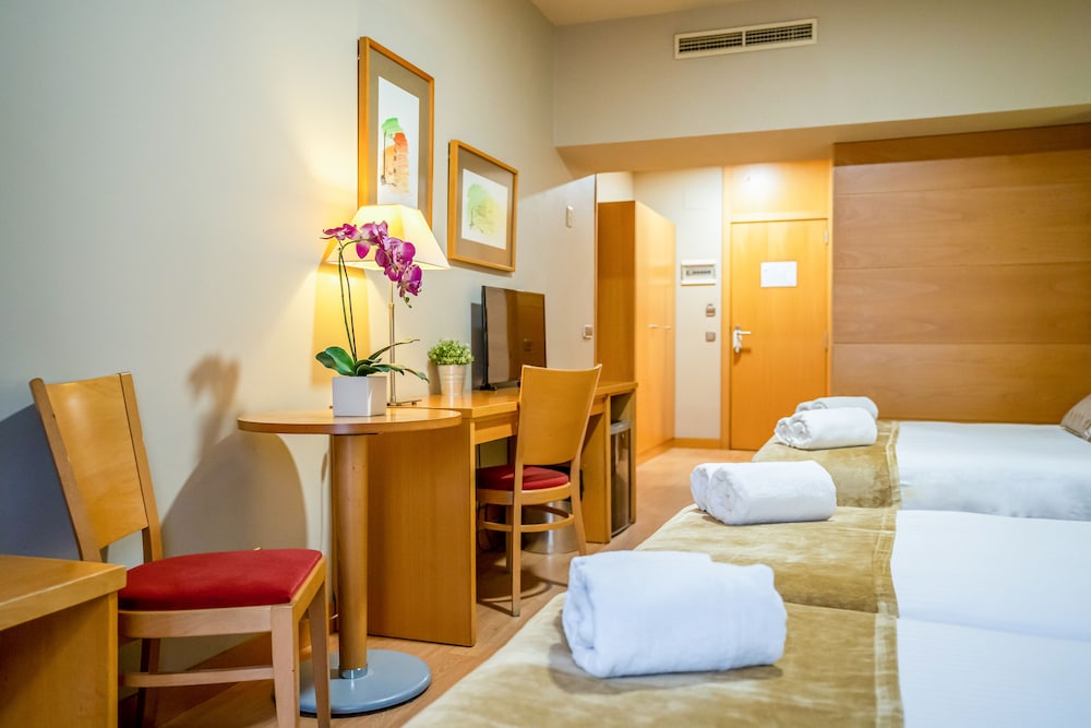 City Quadruple Room - Photo 21