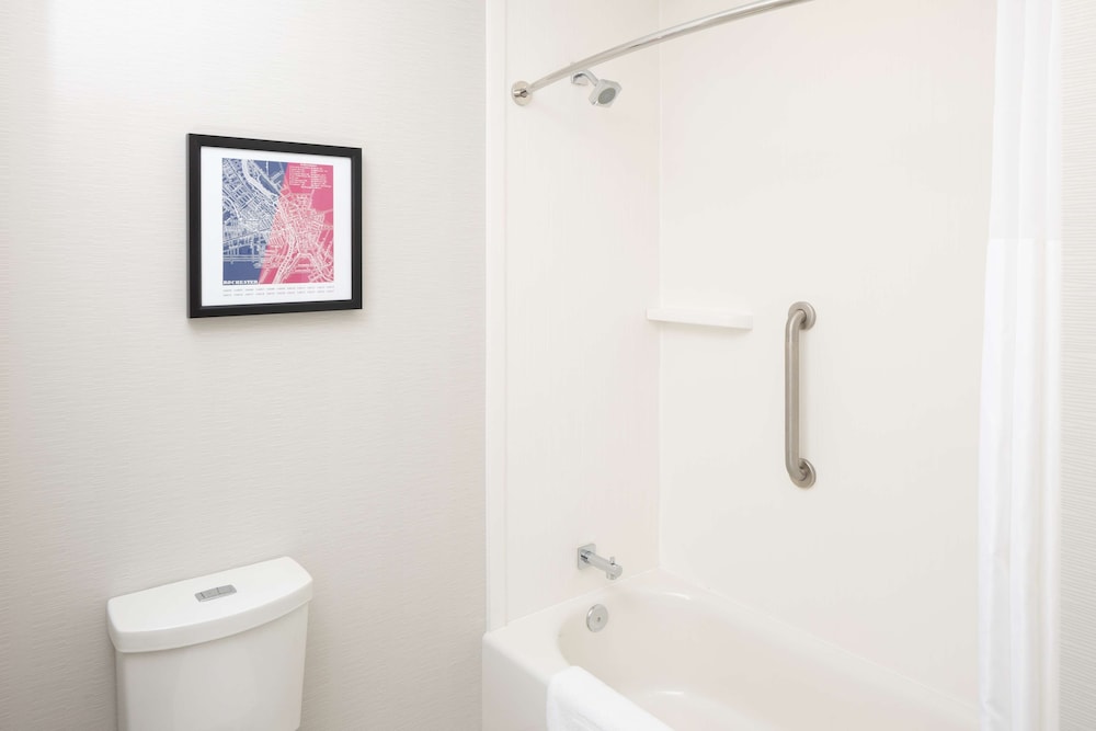Room, 2 Queen Beds, Accessible, Bathtub - Photo 3