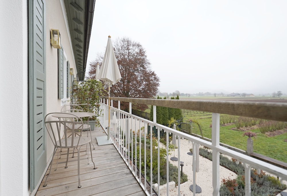 Medium room with balcony photo 2