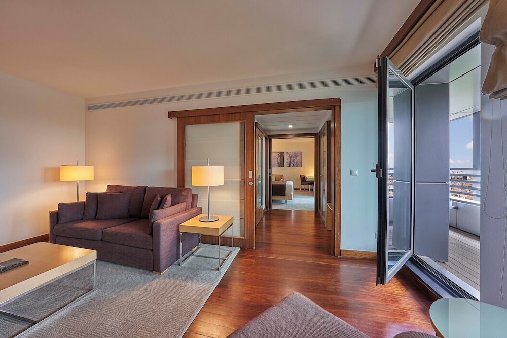 Deluxe Suite, City View thumbnail 5
