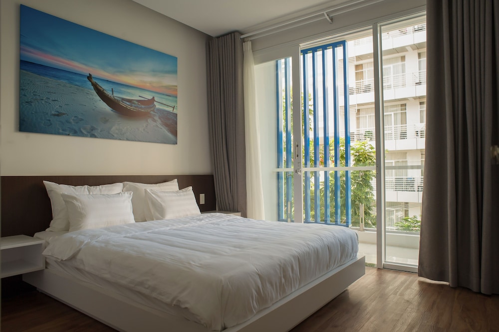 Spacious and very Central 2 Bedrooms Apartment