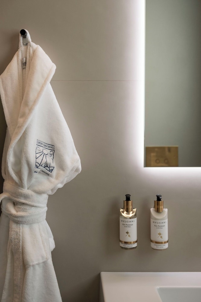Executive Suite - Photo 25