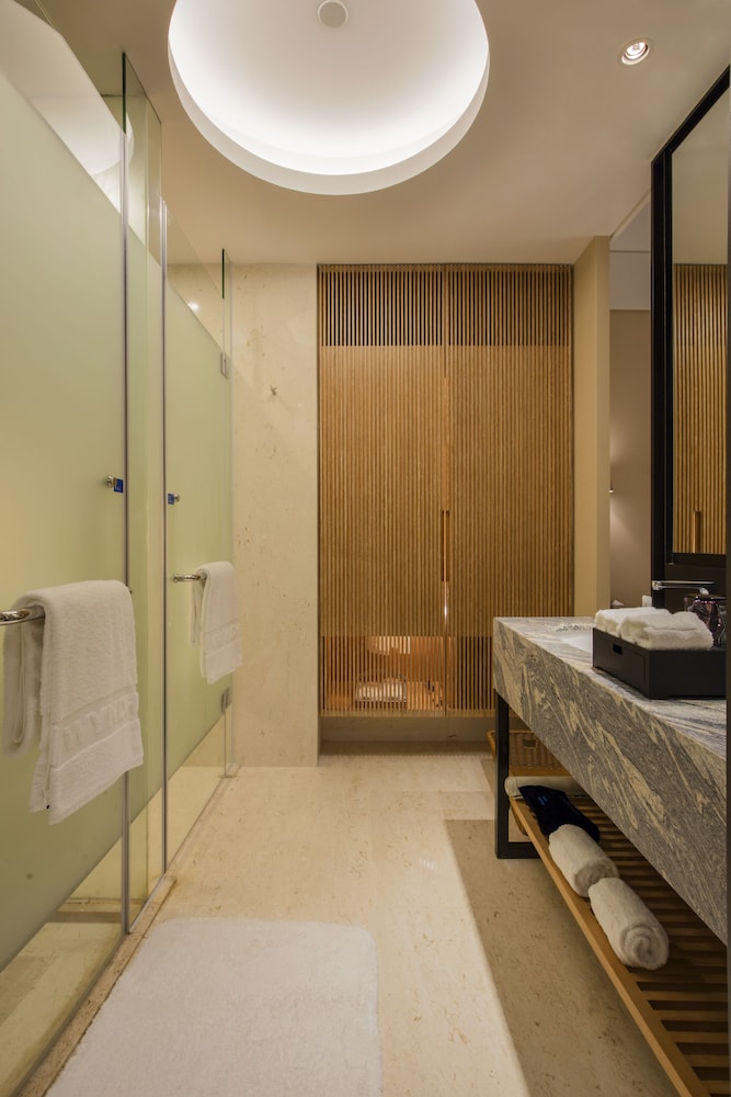 Elegant Ocean View King Room photo 2