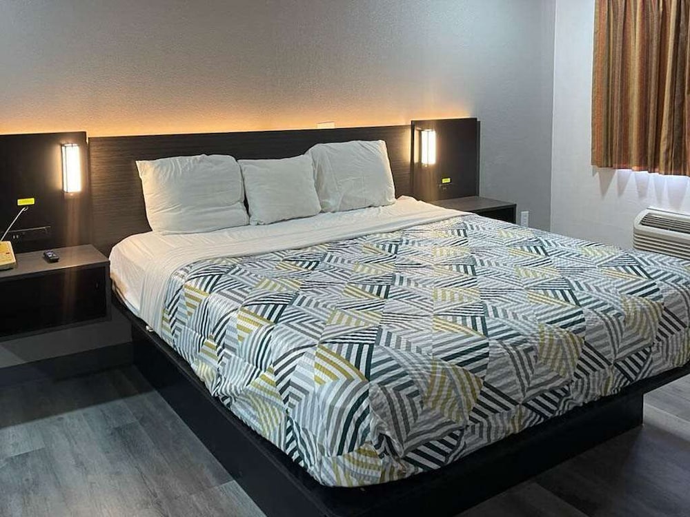 Deluxe Room, 1 King Bed, Non Smoking photo 3