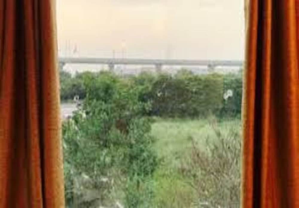 Executive Double Room Single Use, 1 Bedroom, Smoking, Hill View photo 2