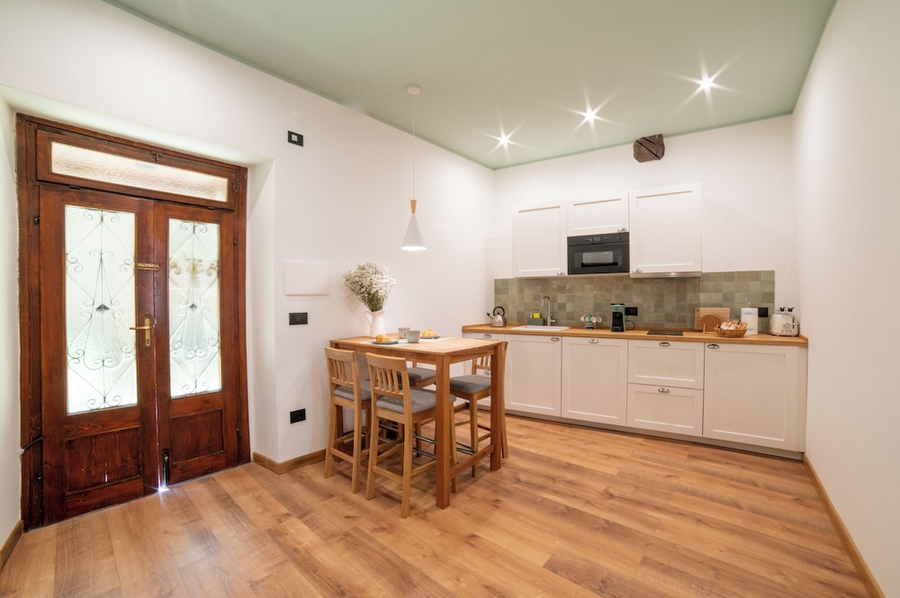 Deluxe Apartment, Microwave, Courtyard View