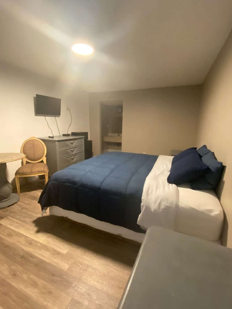 Room, 1 King Bed, Non Smoking - Photo 3
